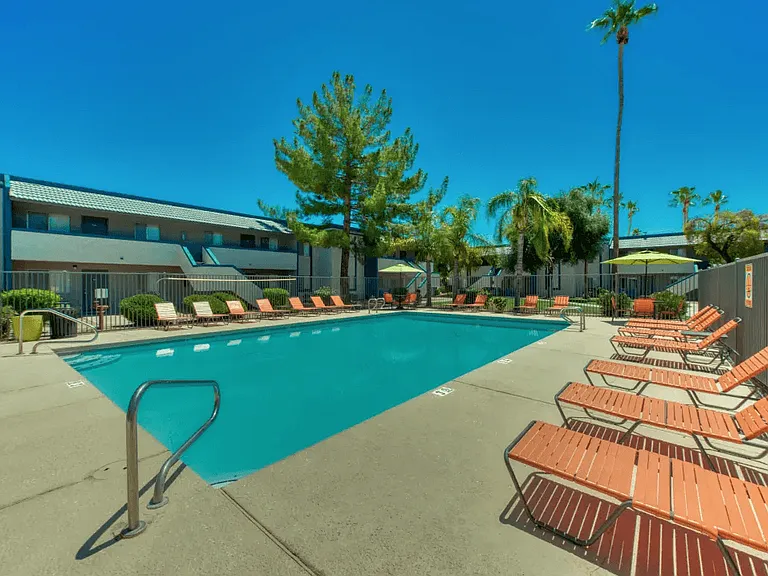 Gilbert Square Apartments — Photo 16