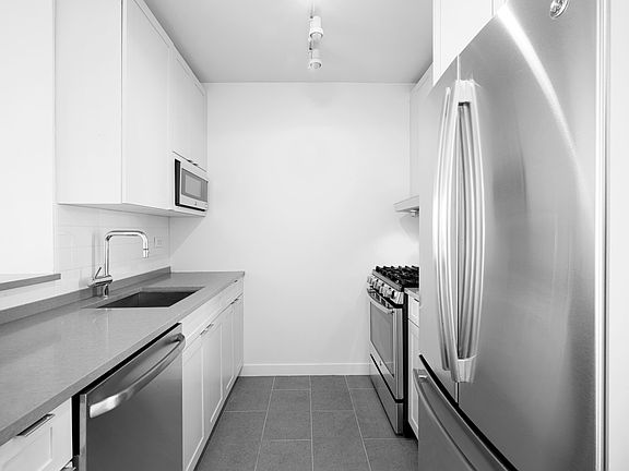 4th image of 420 W 42nd St APT 25c