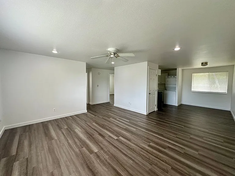 2025 Yew St — Photo 2