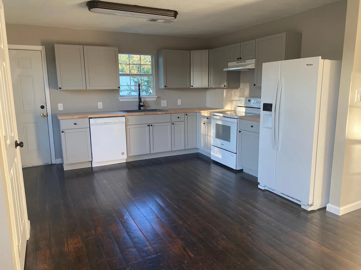 3 bed, 1080 sqft, $1,375 — Photo 2