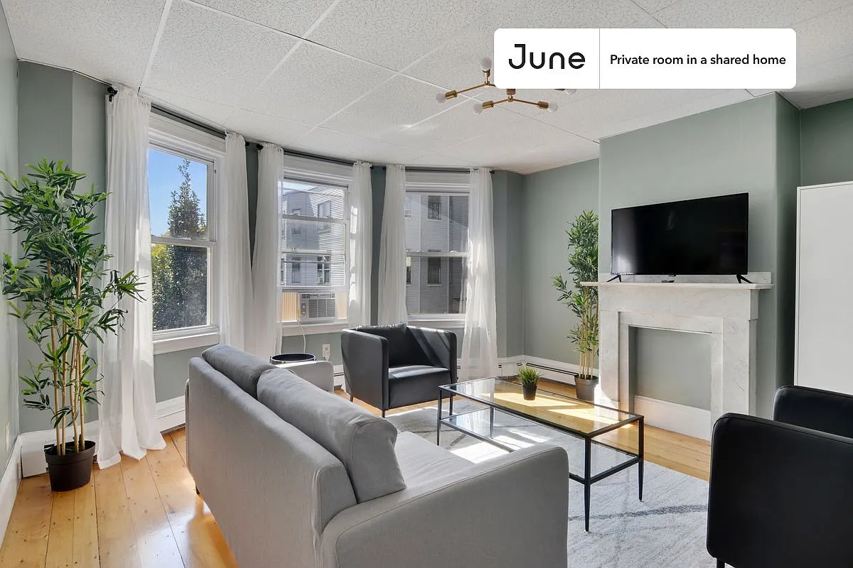 Full bedroom in 4 bed/1 bath home in Polish Triangle #745 A — Photo 4