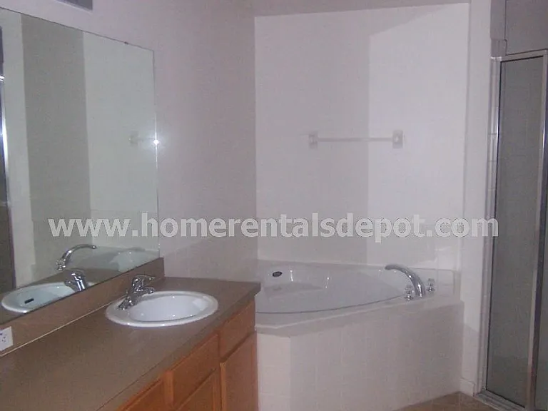 4604 Woodford Dr — Photo 7