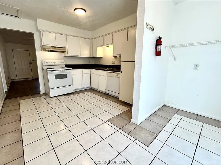 1611 Cloverdale Ct — Photo 4