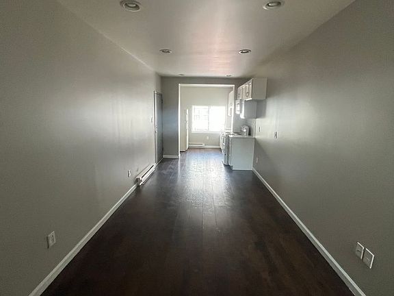 3rd image of 908 E Schiller St Floor 1