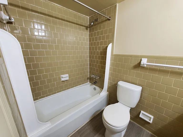 Chateau Montagne Apartments — Photo 19