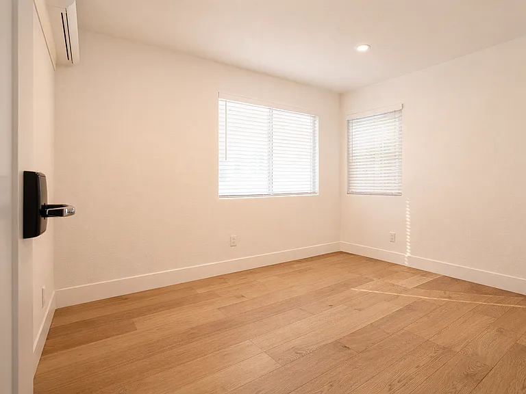 1803 Oxford St — Photo 28