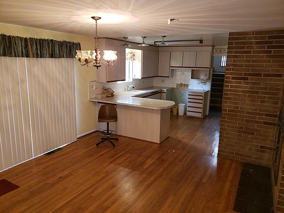 Dining to kitchen
