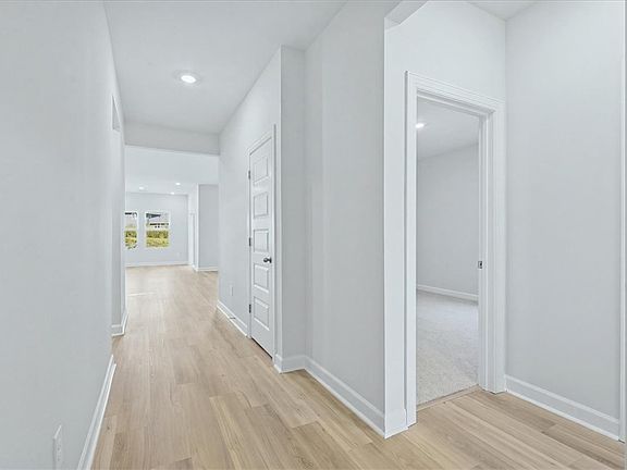 5th image of 729 Parry Ct