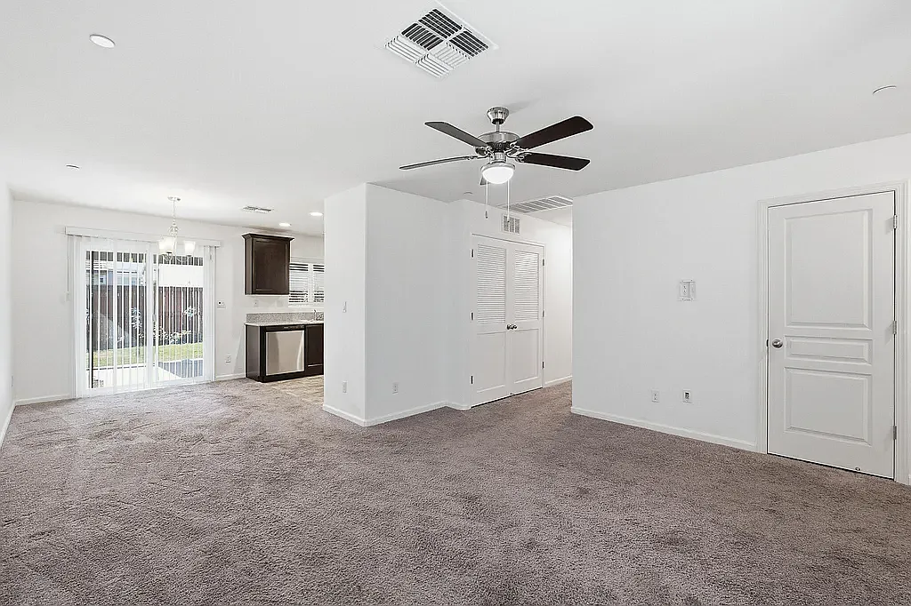3 bed, 1029 sqft, $2,050 — Photo 4