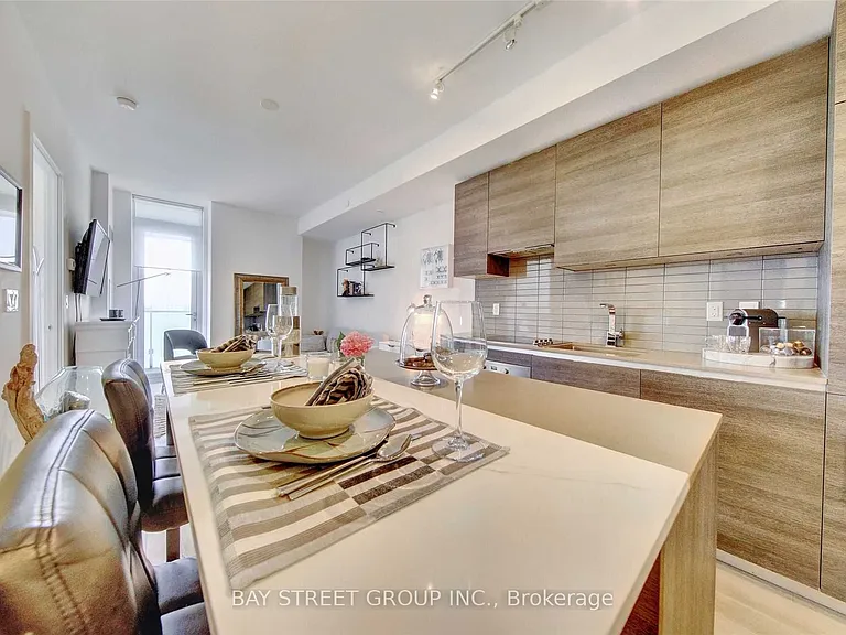 200 Bloor St W #1409 — Photo 8