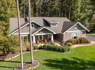 8726 Sunrise Mist Dr, Pinckney, MI
