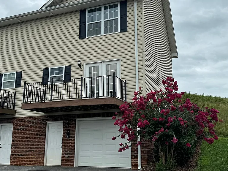 610 Grays Pointe Ct — Photo 1