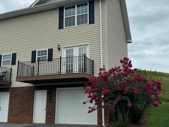 610 Grays Pointe Ct, Johnson City, TN 37615