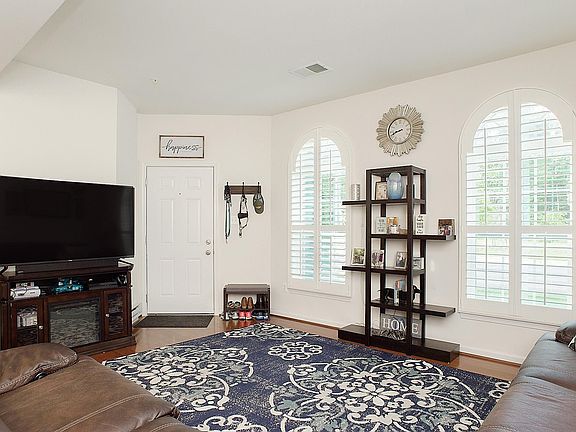 3rd image of 370 Chessington Dr