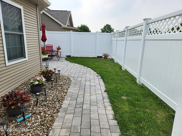 820 Baker St — Photo 35
