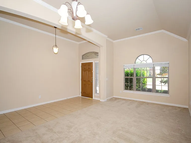 907 Mustang Ridge Dr — Photo 2