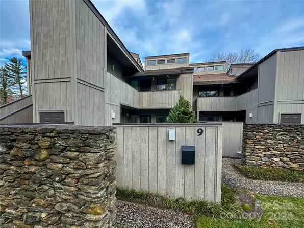 9 Lakemoor Ln, Laurel Park, NC 28739