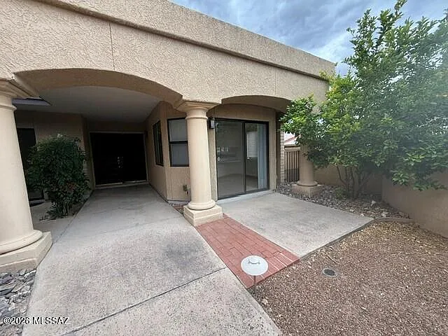 3 bed, 2.0 bath, 2223 sqft, $3,200 — Photo 2