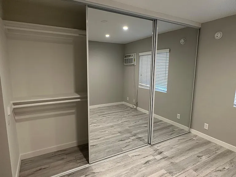 7555 De Longpre Ave #9 — Photo 9