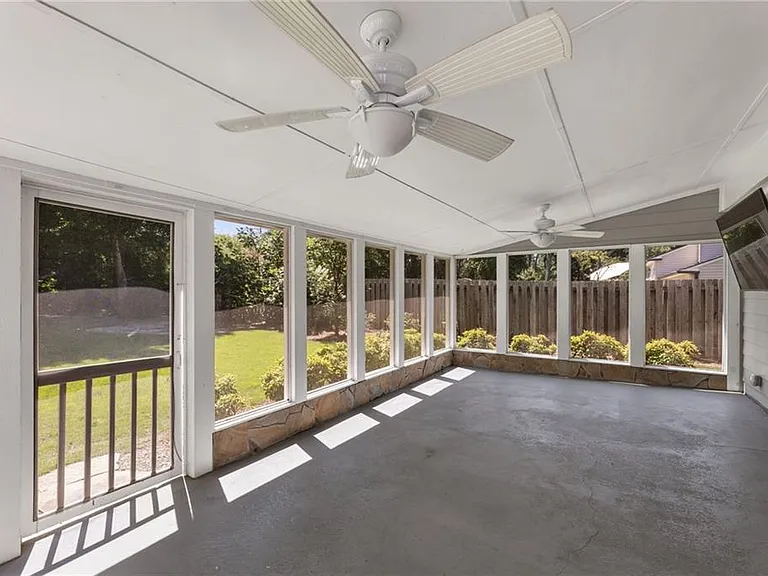 472 Barnesdale Dr — Photo 9