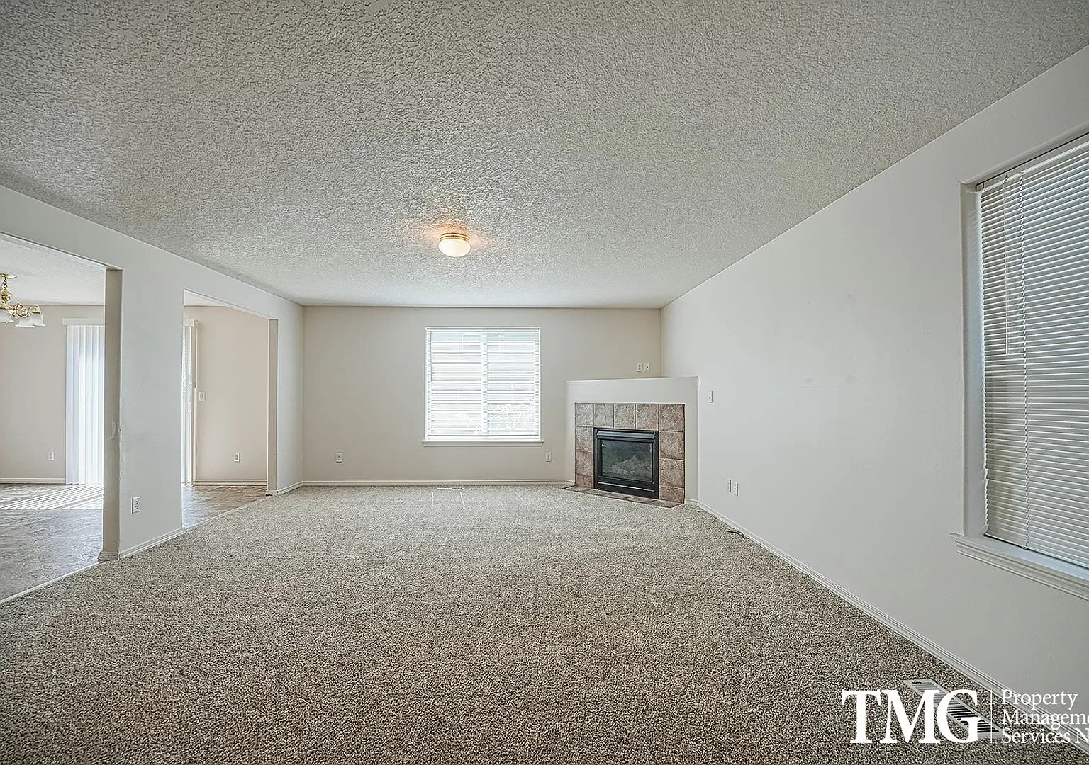 Large Beautiful 4 Bedroom Home w/ Loft & Upstairs Laundry Room! — Photo 2