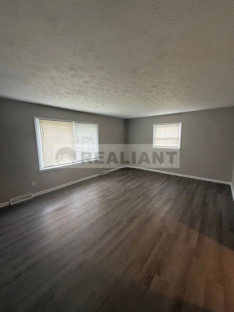 4 bed, 1.5 bath, 1600 sqft, $1,600 — Photo 4