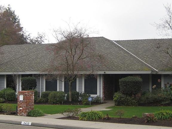 3rd image of 2410 Country Club Ln