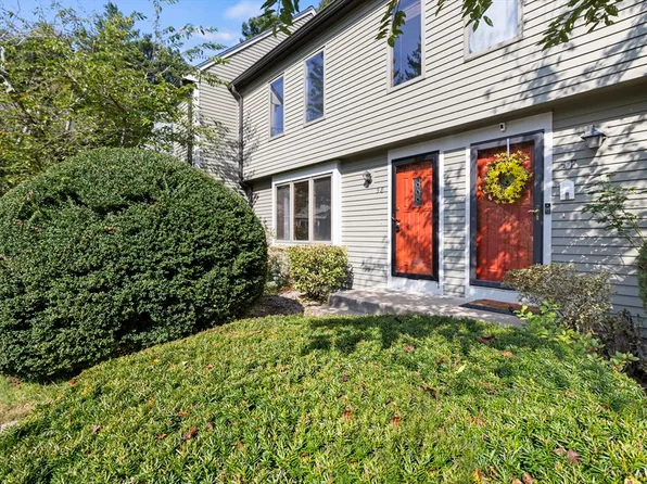 5 Village Way APT E, Norton, MA 02766