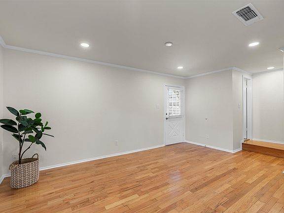 4th image of 900 Taulbee Ln APT 109