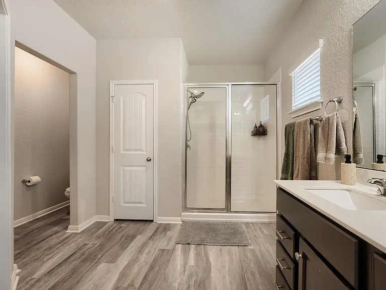 141 Marienfeld Ln — Photo 16