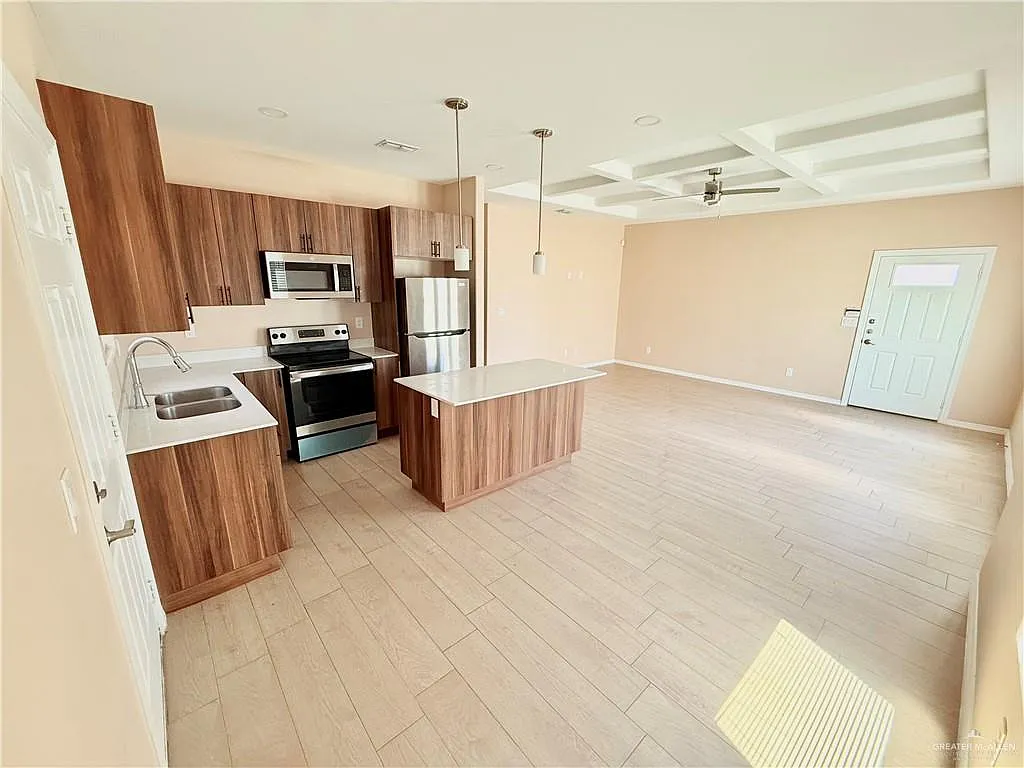 3 bed, 2.0 bath, 4158 sqft, $1,250 — Photo 3