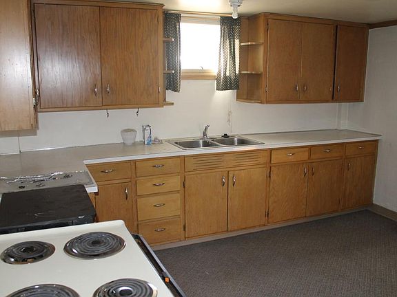 Kitchen-lots of counter space