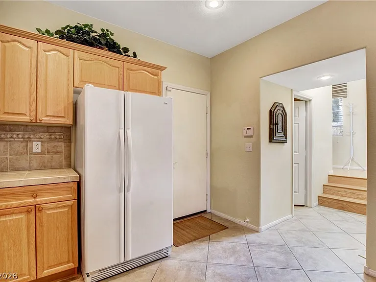 251 Queens Ct — Photo 16