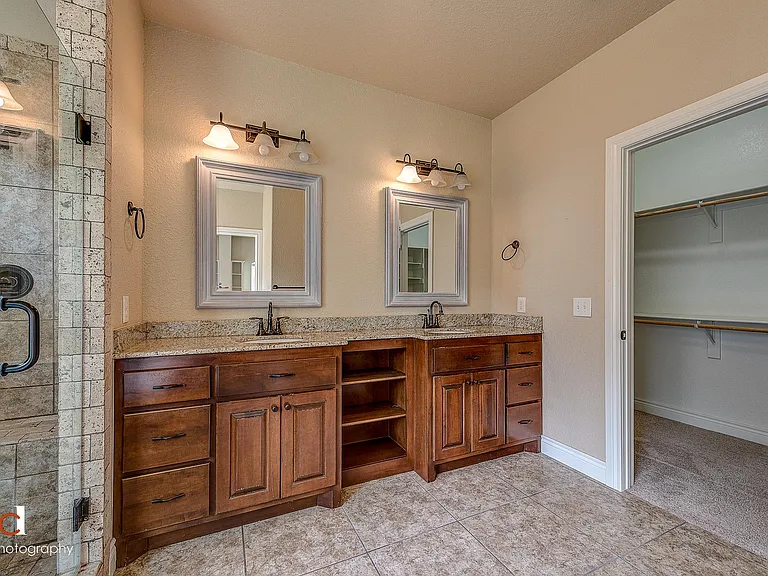 1408 NE Dysart Woods Ln — Photo 25