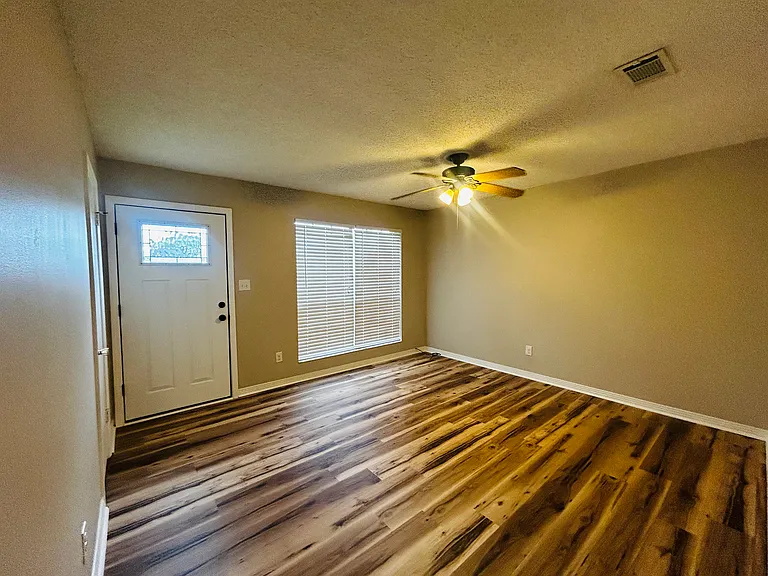 3760 Gatewood Dr — Photo 3