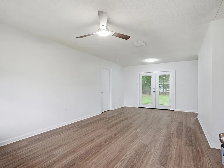 1124 S Pine St — Photo 4