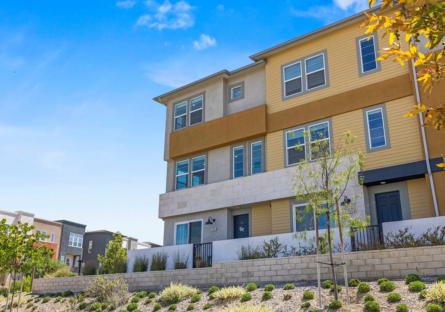 Modern Luxury Home with Scenic Views in Valencia's Five Points Community — Photo 1