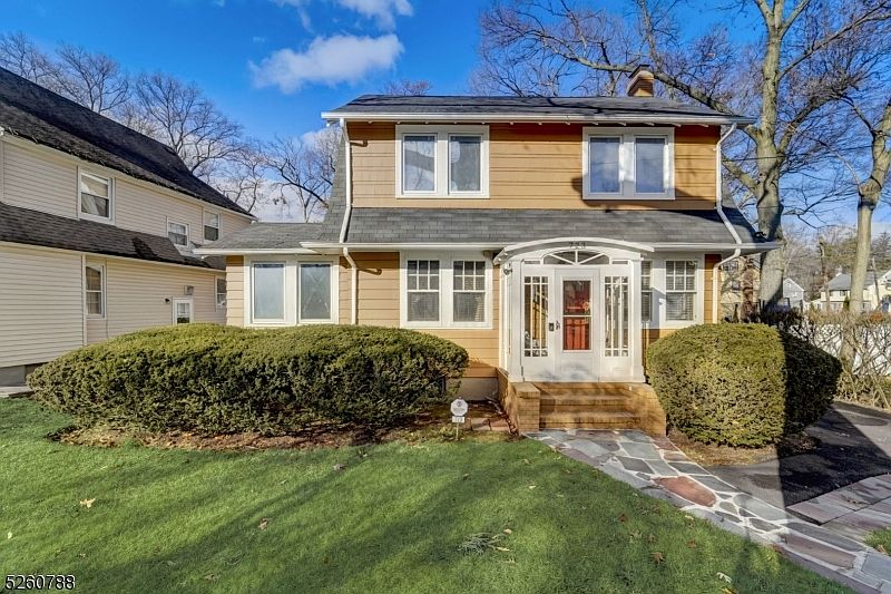 1st image of 723 Mosswood Ave