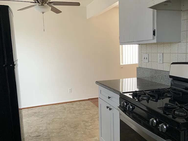 927 S Berendo St #7 — Photo 4