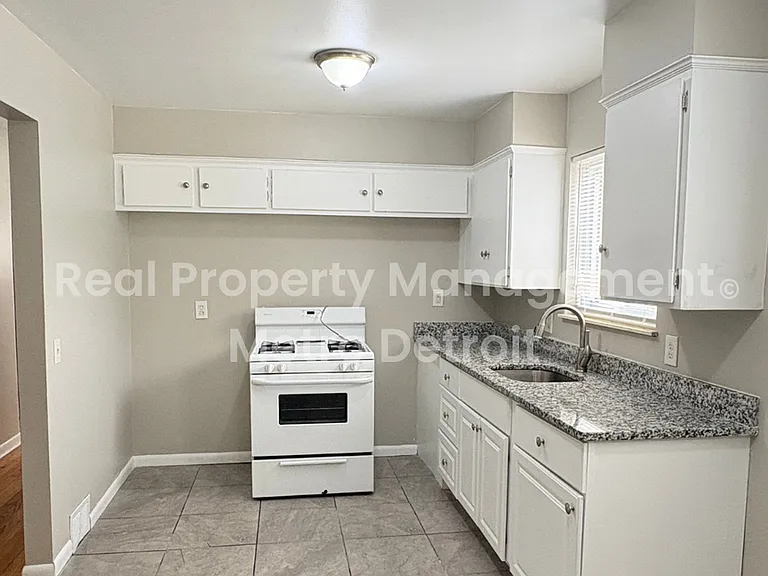 22706 Hillock Ave — Photo 5