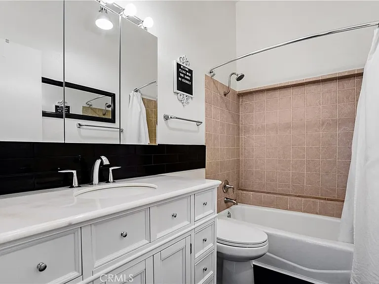 5805 Whitsett Ave #211 — Photo 15