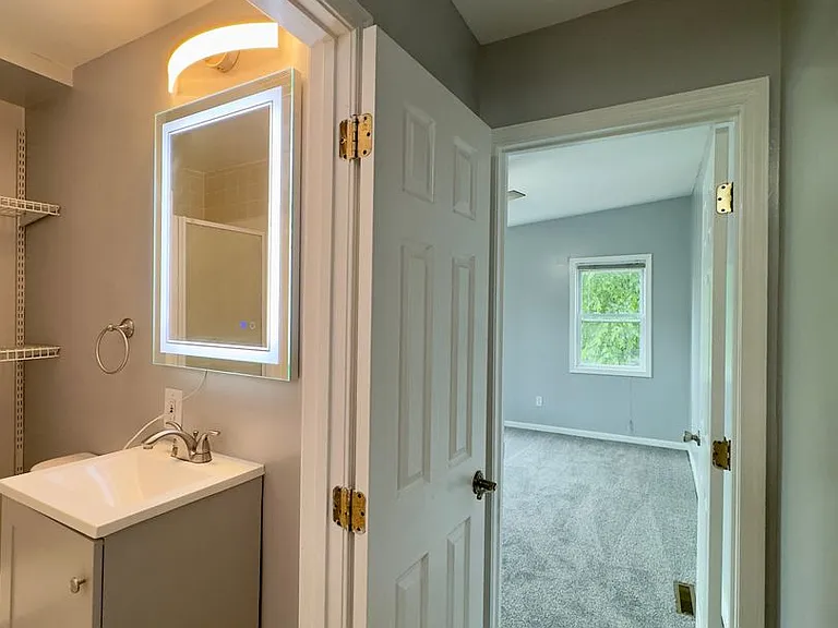 104 E Clement St — Photo 16