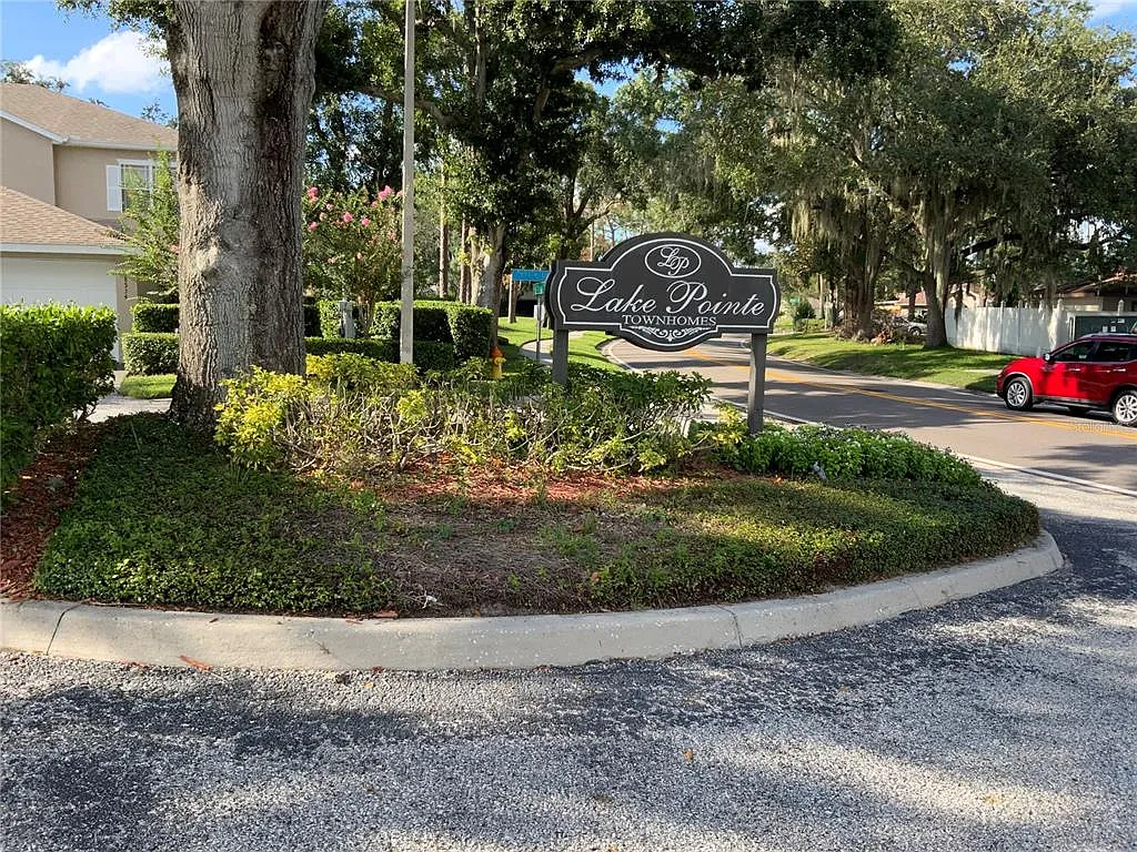 2 bed, 2.5 bath, 1242 sqft, $1,900 — Photo 2