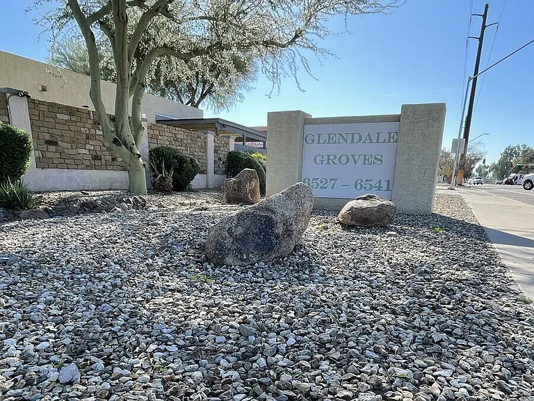 Glendale Groves — Photo 2