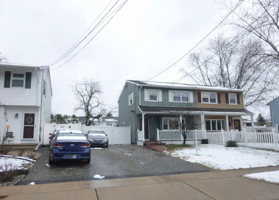 2nd image of 819 Laurel St