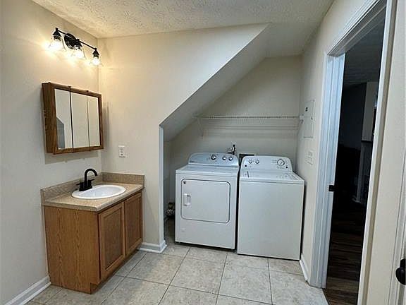 5th image of 1011 Estes Dr SW #B2