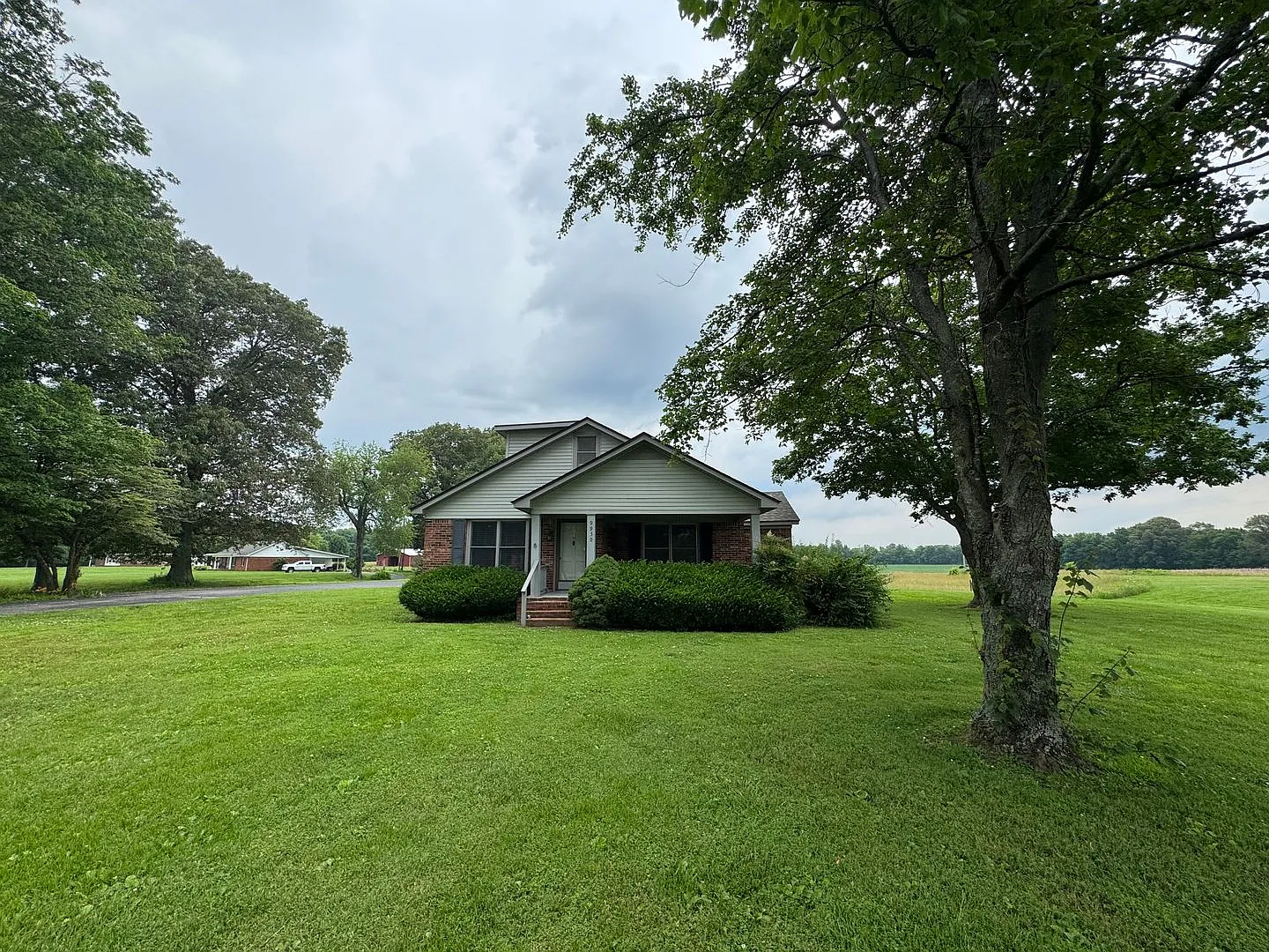 Prime Location! 3 Bed Home on Highway to Martin! — Photo 1