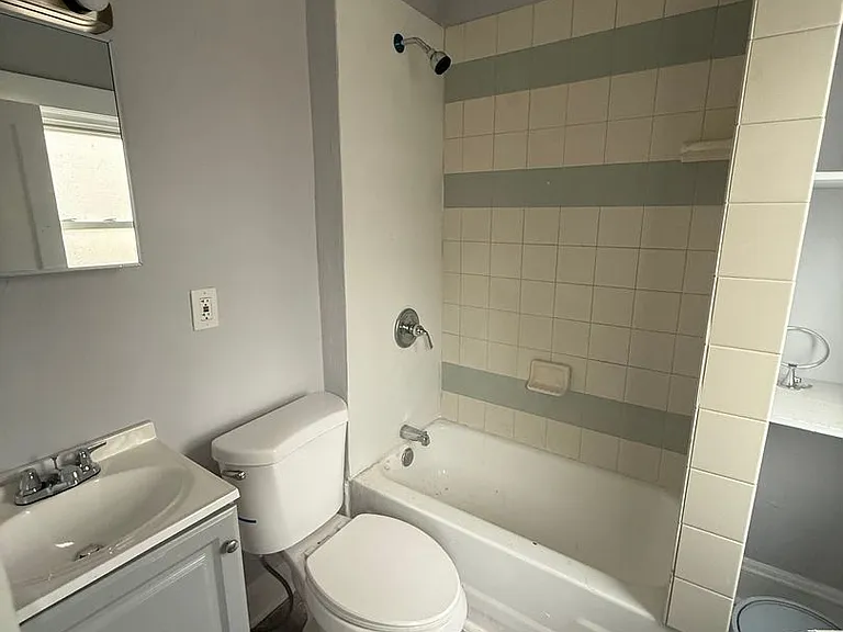 15718 Holmes — Photo 3