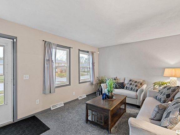 3rd image of 924 Aspen Dr