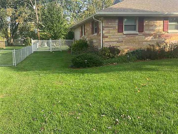 3rd image of 712 E Tulip Ln